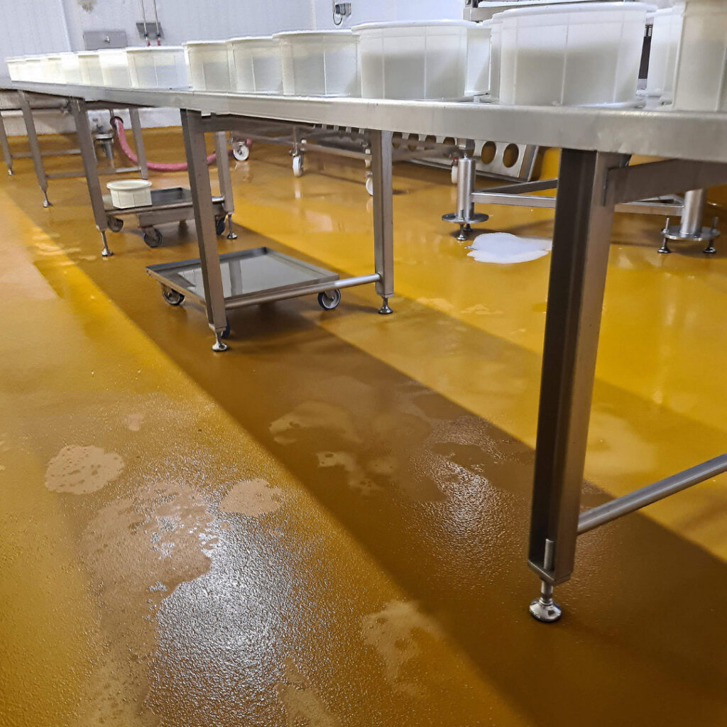 Revêtement polyuréthane-ciment jaune dans un laboratoire de préparation d'un artisan fromager