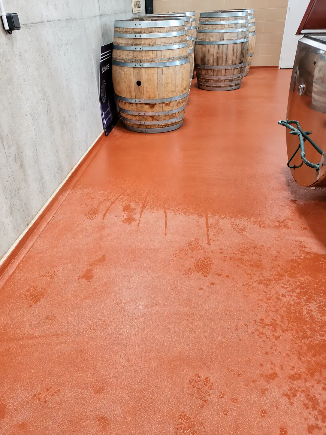 202608_REVETEMENT-RESINE-POLYURETHANE-CIMENT-UCRETE-UD200SR_GROUPE-SOL-SOLUTION_ENTREPOT-RHUM-SPIRITUEUX (2)