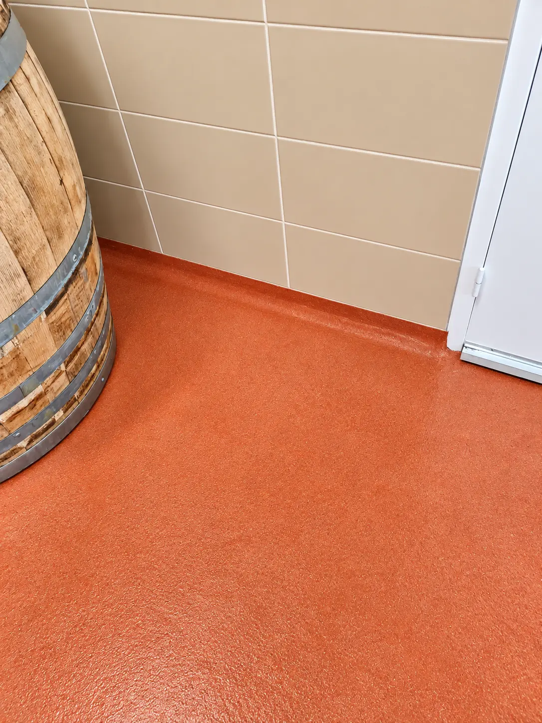 202608_REVETEMENT-RESINE-POLYURETHANE-CIMENT-UCRETE-UD200SR_GROUPE-SOL-SOLUTION_ENTREPOT-RHUM-SPIRITUEUX (4)