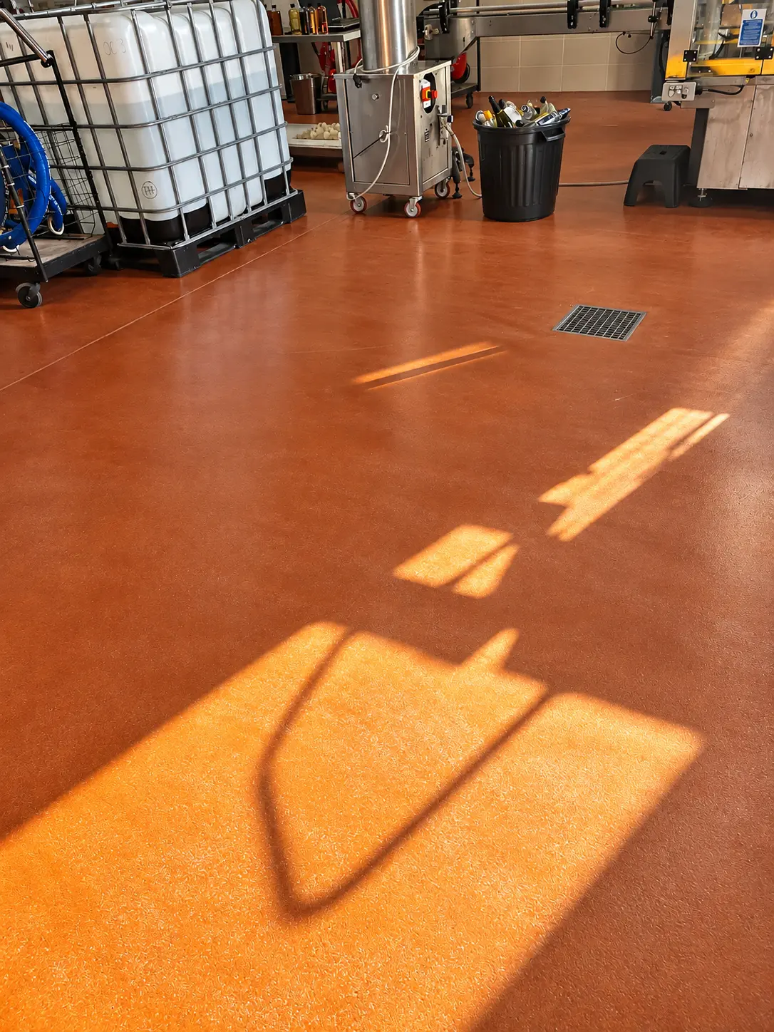 202608_REVETEMENT-RESINE-POLYURETHANE-CIMENT-UCRETE-UD200SR_GROUPE-SOL-SOLUTION_ENTREPOT-RHUM-SPIRITUEUX (6)