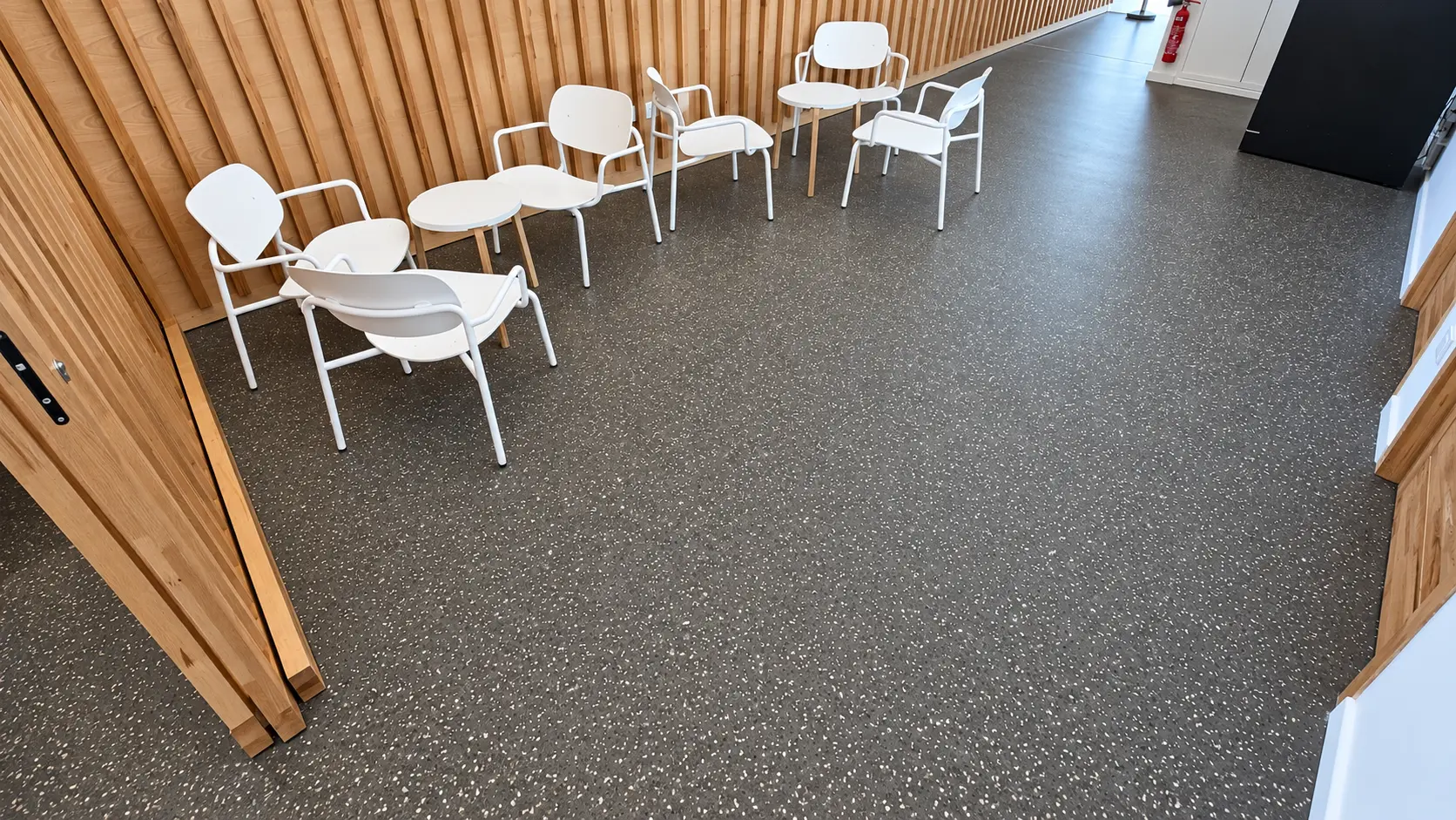 202610_sol-caoutchouc-polyurethane_restaurant-universitaire-crous-saint-malo_groupe-sol-solution (9)